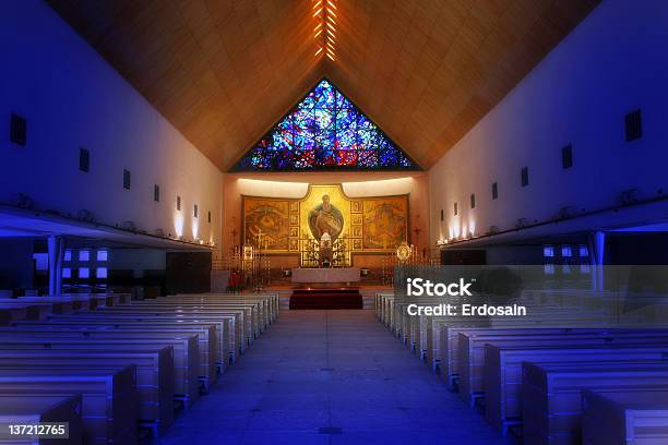 Iglesia Con Imagen De Jesús Y Vitreaux Foto de stock y más banco de imágenes de Arquitectura - Arquitectura, Centro de recogida y pago de envases, Cristianismo