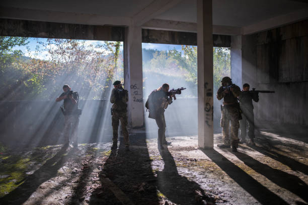 militärische swat-teammitglieder während des einsatzes. - airsoft stock-fotos und bilder