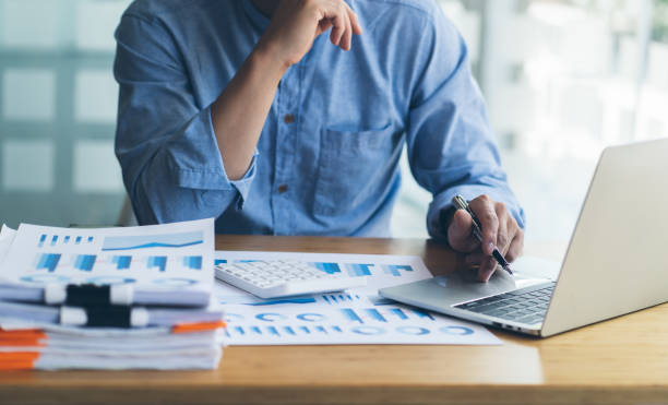 empresária trabalhando em pilhas de arquivos de papelada para pesquisa de informações documentos inacabados sobre formulário de auditoria de pilha no escritório e investigar doc financeiro em carga de trabalho movimentada - lawyer research book finance - fotografias e filmes do acervo