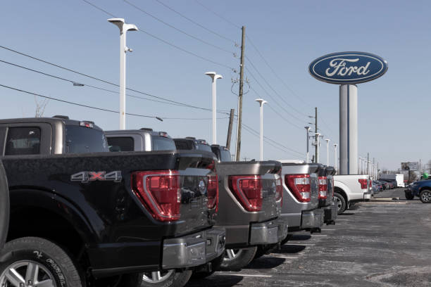 ford f-150 display at a dealership. the ford f150 is available in xl, xlt, lariat, king ranch, platinum, and limited models. - domestic car color image horizontal car imagens e fotografias de stock