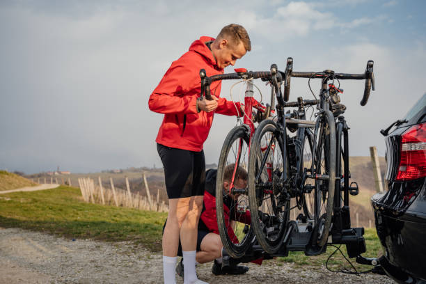 ciclistas que colocan bicicletas en el portabicicletas después del entrenamiento - bicycle rack fotografías e imágenes de stock
