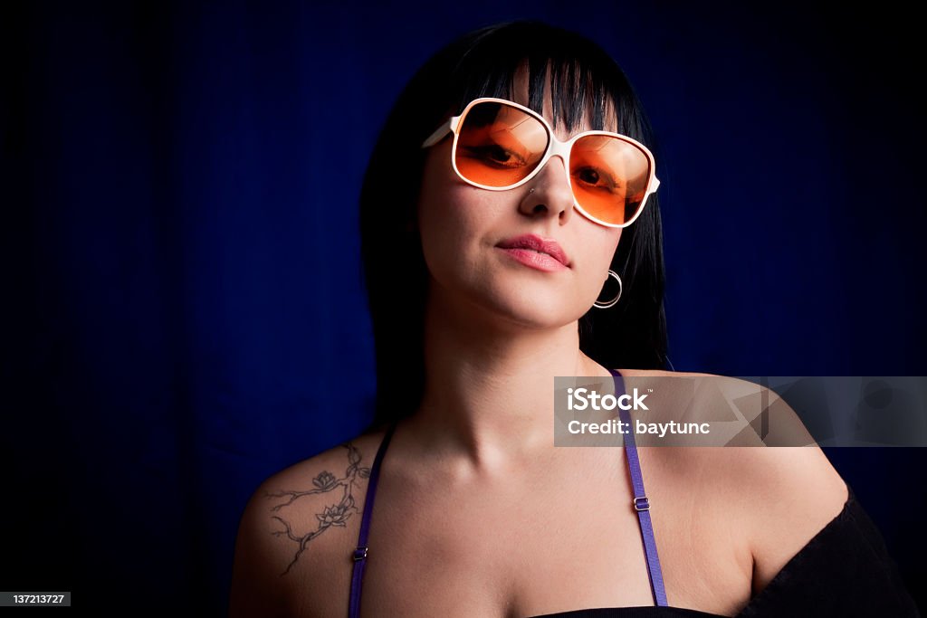 Tattooed 女性のサングラス - 1人のロイヤリティフリーストックフォト