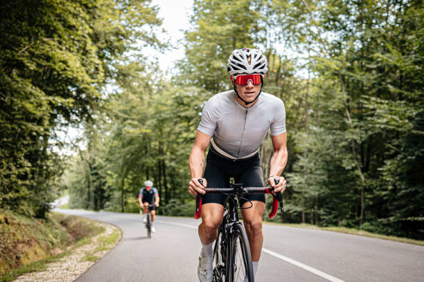 los ciclistas profesionales compiten entre sí - sólo hombres jóvenes fotografías e imágenes de stock