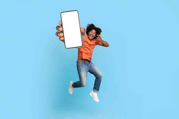 스마트 폰을 가리키는 흥분 아프리카 계 미국인 남자, 모형 - iphone gestures 뉴스 사진 이미지