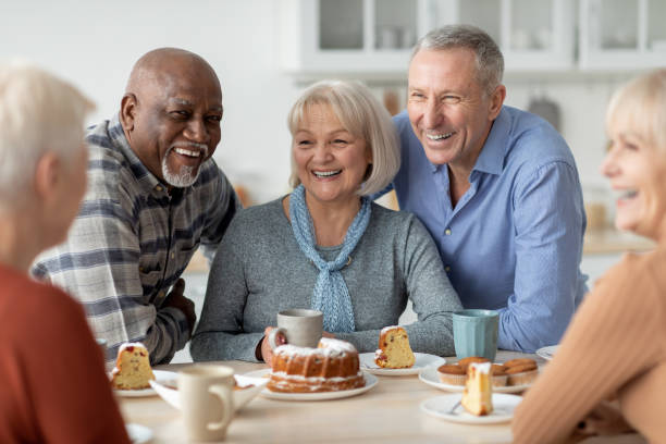 persone anziane allegre che bevono il tè con la torta insieme - discussion couple senior adult inside of foto e immagini stock