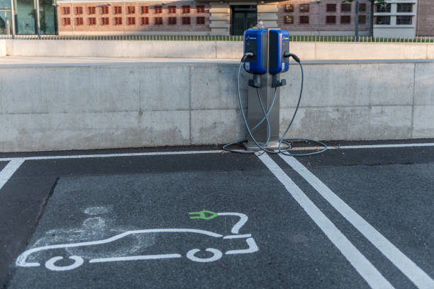 estação de carregamento ev em frankfurt am main - nachhaltig - fotografias e filmes do acervo