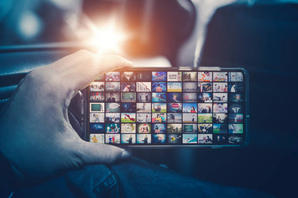 istock Man selling pictures on the mobile phone apps 1372149925