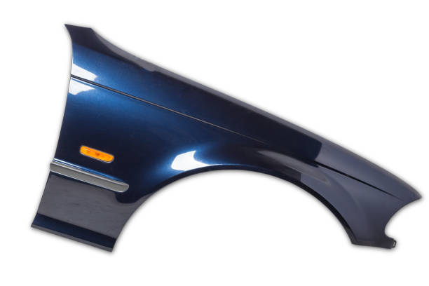Blue metall fender on a white isolated background in a photo studio for sale or replacement in a car service. Mudguard on auto-parsing for repair or a device to protect the body from dirt. guardabarros metálico azul sobre un fondo blanco aislado en un estudio fotográfico para la venta o reemplazo en un servicio de automóviles. guardabarros en el análisis automático para reparación o un dispositivo para proteger el cuerpo de la suciedad