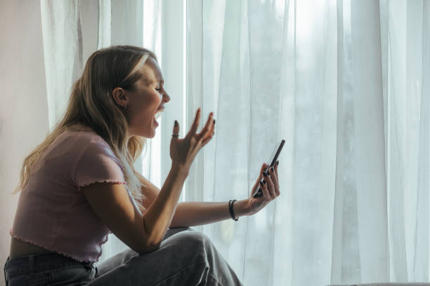 persone in stasi, in rabbia, scoppio di emozioni negative - outburst foto e immagini stock