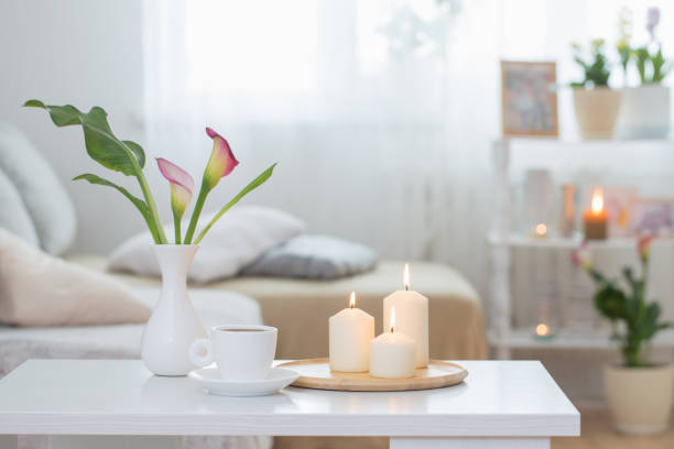 tasse de café et de fleurs dans un vase sur table blanche à l’intérieur - coffee table living room indoors comfortable photos et images de collection