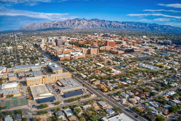 vista aérea de uma grande universidade pública em tucson, arizona - tucson - fotografias e filmes do acervo