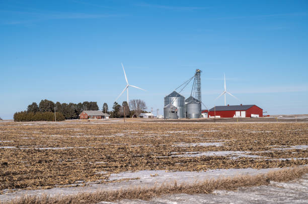 iowa farm con turbine eoliche sullo sfondo - corn snow field winter foto e immagini stock