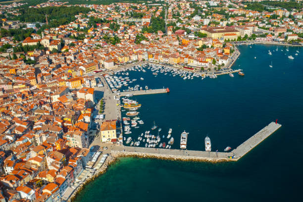 ciudad de rovinj con tejados rojos de edificios cerca del puerto deportivo - heath ceramics fotografías e imágenes de stock