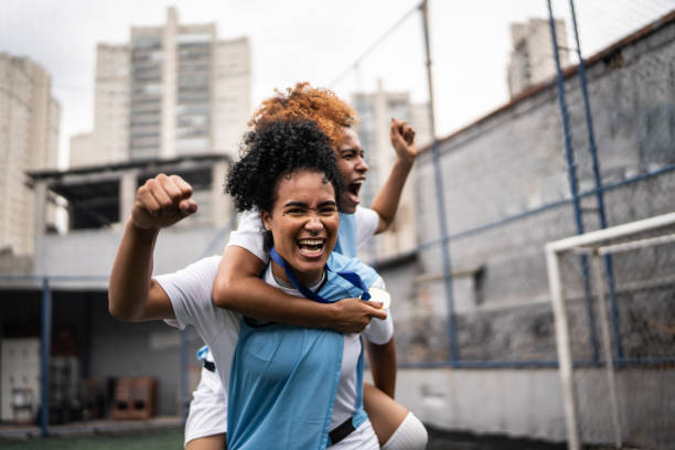 jogadores de futebol fêmeas que comemoram um objetivo - sports activity fotos - fotografias e filmes do acervo