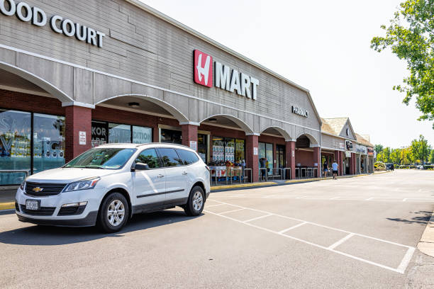 hmart koreańska azjatycka fasada sklepu spożywczego w centrum handlowym w północnej wirginii ludzie idący przy wejściu do sklepu ze znakiem na food court i samochód na ulicy - strip mall shopping mall road street zdjęcia i obrazy z banku zdjęć