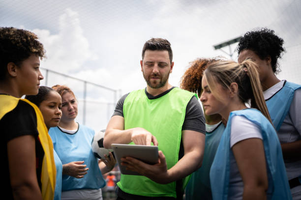 코치와 여자 축구 선수는 게임을 계획 - strategy coach soccer digital tablet 뉴스 사진 이미지