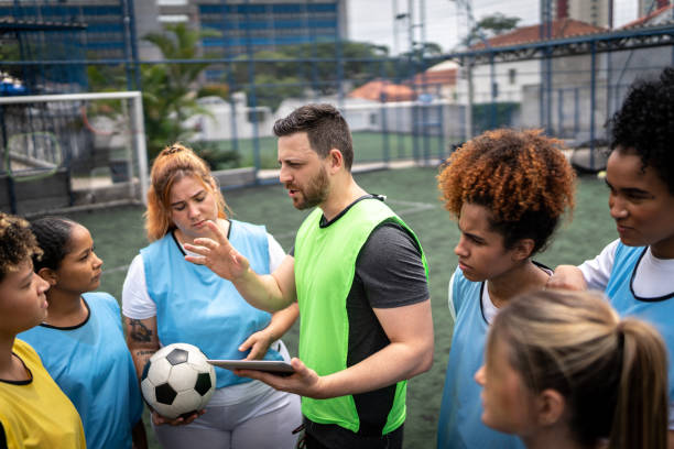 코치와 여자 축구 선수는 게임을 계획 - strategy coach soccer digital tablet 뉴스 사진 이미지