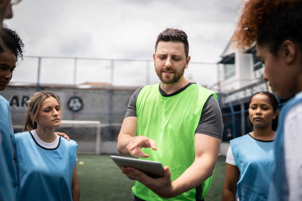 코치와 여자 축구 선수는 게임을 계획 - strategy coach soccer digital tablet 뉴스 사진 이미지