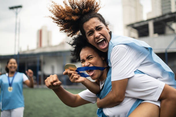 calciatrici festeggiano la vittoria di una medaglia - medal soccer success winning foto e immagini stock