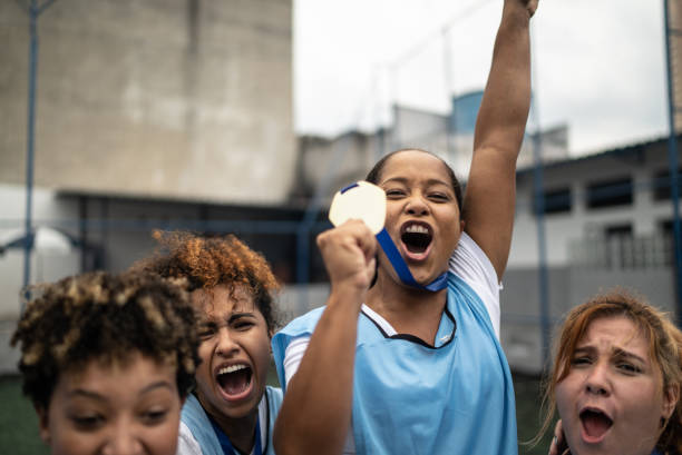 des joueuses de soccer célèbrent leur médaille - medal soccer success winning photos et images de collection