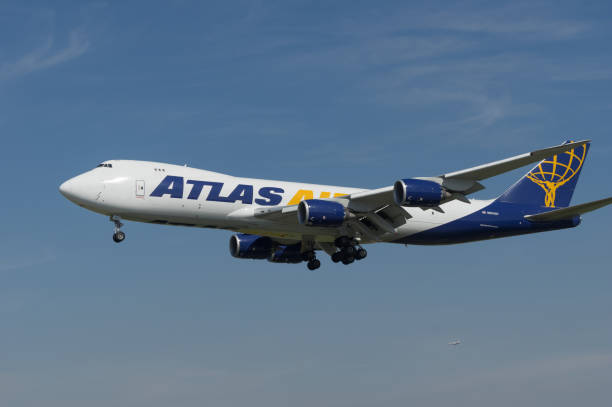 atlas air boeing 747-8 frachter - boeing 747 stock-fotos und bilder