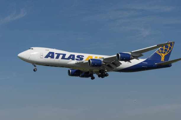 atlas air boeing 747-8 cargueiro - boeing 747 - fotografias e filmes do acervo