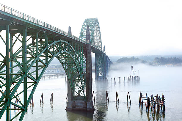 yaquina bay-brücke - newport oregon stock-fotos und bilder