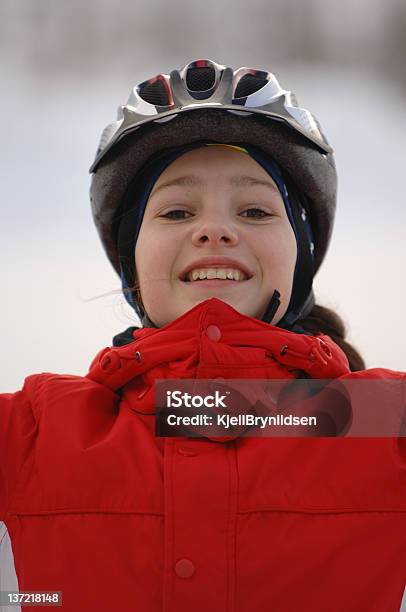 Hannah De Capacete - Fotografias de stock e mais imagens de Ciclismo - Ciclismo, Criança, Inverno