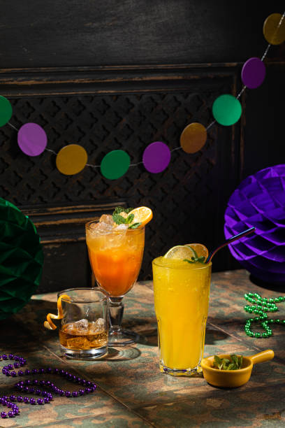 coquetéis alcoólicos, decoração de mardi gras em fundo escuro - zombie cocktail - fotografias e filmes do acervo