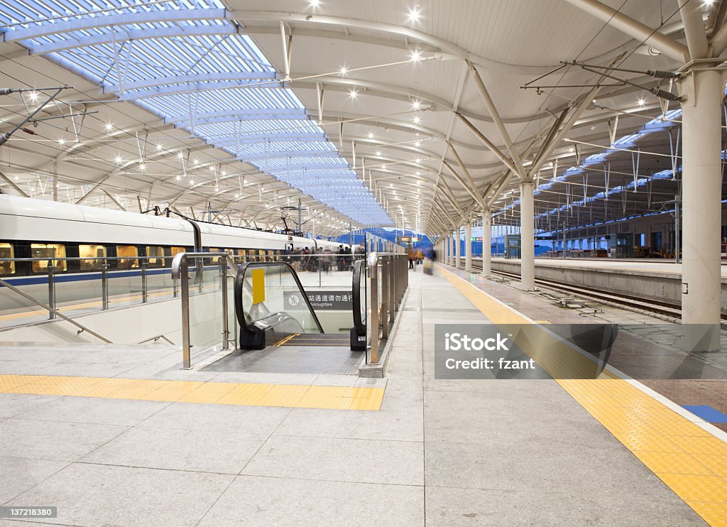 Passager en la estación de tren en movimiento con desenfoque. - Foto de stock de Shanghái libre de derechos