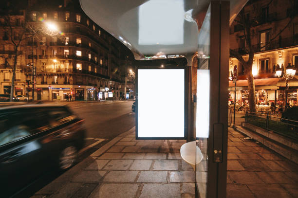 blank bus stop poster at night - bushalte stockfoto's en -beelden