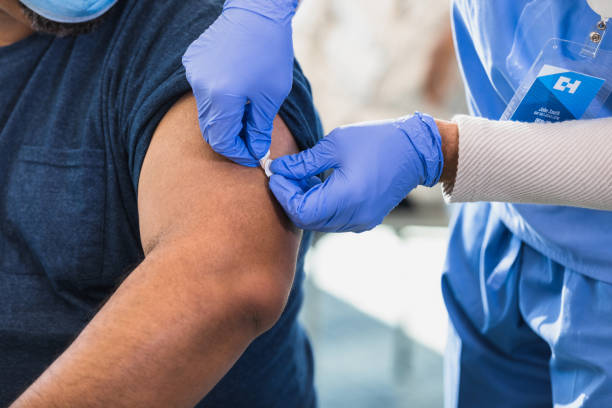 istock Doctor applies bandage 1372188524