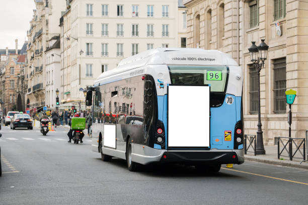 bus avec affiche publicitaire vierge - gare paris photos et images de collection