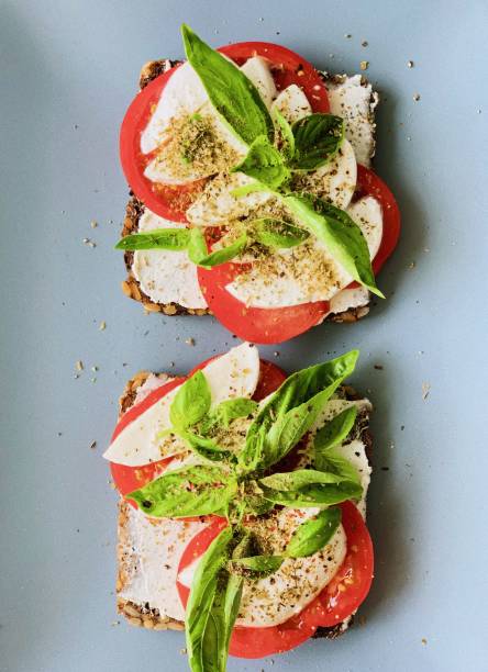 toast al formaggio cremoso con pomodoro e mozzarella - salad food caprese salad gourmet foto e immagini stock