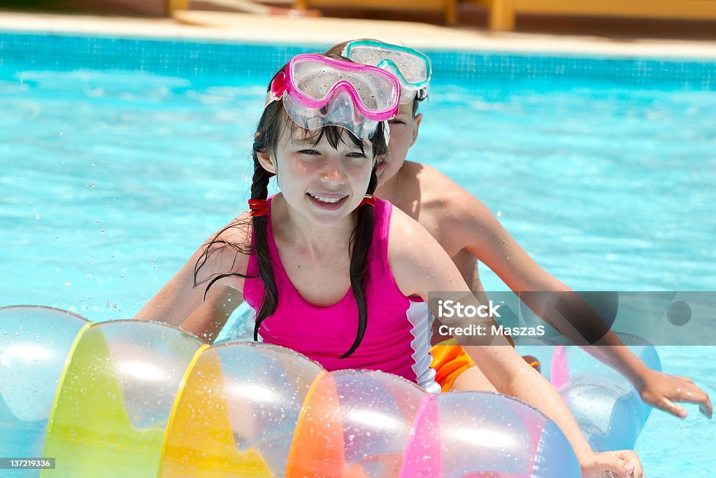 Glückliche Kinder spielen im pool - Lizenzfrei Aufblasbarer Gegenstand Stock-Foto