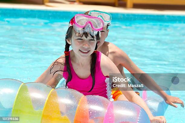 Glückliche Kinder Spielen Im Pool Stockfoto und mehr Bilder von Aufblasbarer Gegenstand - Aufblasbarer Gegenstand, Blau, Bruder