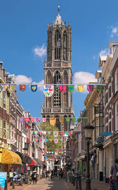 kuvapankkikuvat ja rojaltivapaat kuvat aiheesta zadelstraat-katu, joka johtaa utrechtin katedraalin torniin, alankomaat - shopping street in utrecht netherlands