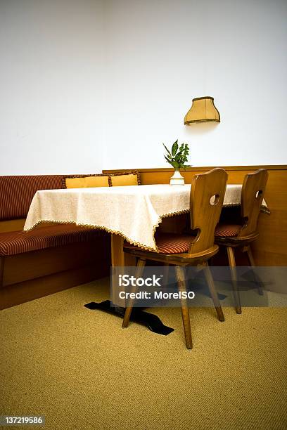 Quadro Vintage Com Cadeiras - Fotografias de stock e mais imagens de Canto - Canto, Mesa de Jantar, Parede