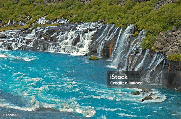 Wasserfall Hraunfossar Stockfoto und mehr Bilder von Berg - Berg, Blase - Physikalischer Zustand, Blau