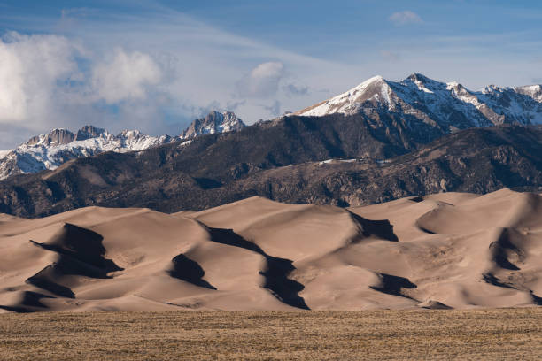 crestone needles y cleveland peak se elevan sobre el parque nacional great sand dunes, colorado. - extreme terrain eroded snow landscape fotografías e imágenes de stock