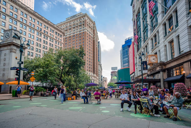 herald square w centrum manhattanu w lecie. - 6th street zdjęcia i obrazy z banku zdjęć