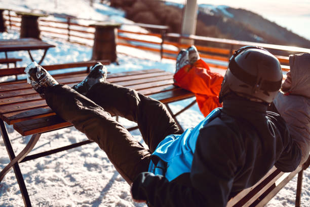 vista traseira de amigos homens relaxando em bancos de montanha na neve - bench winter snow mountain - fotografias e filmes do acervo