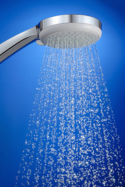 신선한 샤워기, 산뜻한 낙하 파란색 배경기술 - shower head falling water bathroom water 뉴스 사진 이미지