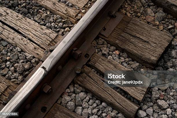 Pista De Tren Cerca Foto de stock y más banco de imágenes de Acero - Acero, Aire libre, Aislado