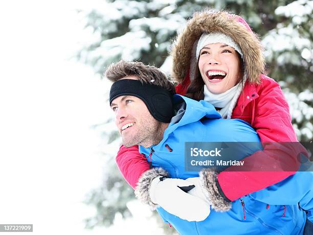 Winter Paar Glücklich Huckepack Nehmen Stockfoto und mehr Bilder von 25-29 Jahre - 25-29 Jahre, Aktiver Lebensstil, Aktivitäten und Sport