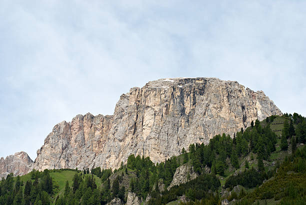 montanhas nas dolomitas - tirol season rock mountain peak - fotografias e filmes do acervo