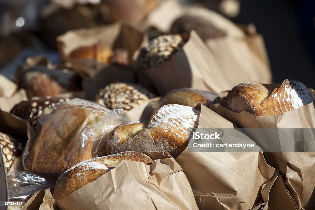 Свежего хлеба в farmers market - Стоковые фото Бумажный пакет роялти-фри