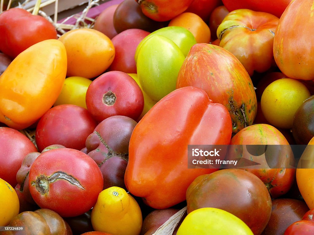 Tomates Heirloom no mercado de agricultores - Foto de stock de Amarelo royalty-free
