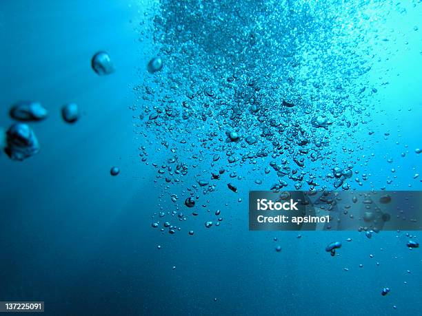 Burbujas Foto de stock y más banco de imágenes de Agua - Agua, Azul, Burbuja