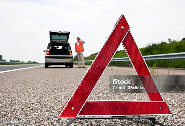 Warning Triangle Stockfoto und mehr Bilder von Autopanne - Autopanne, Mehrspurige Strecke, Auto